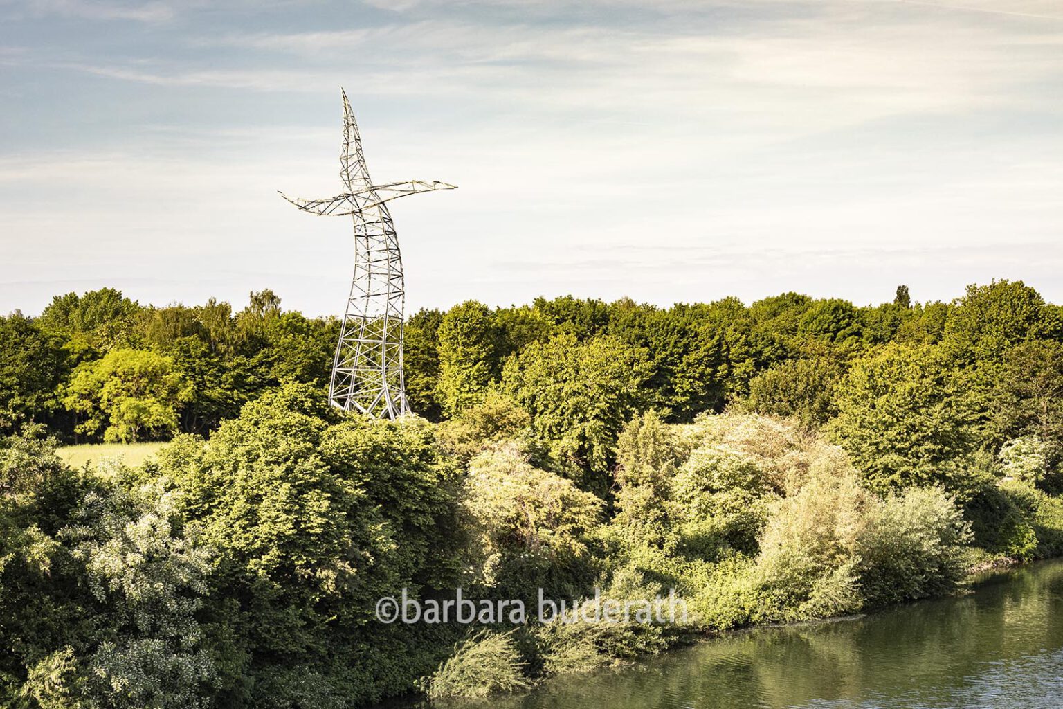 Der tanzende Strommast am Rhein-Herne-Kanal in Oberhausen