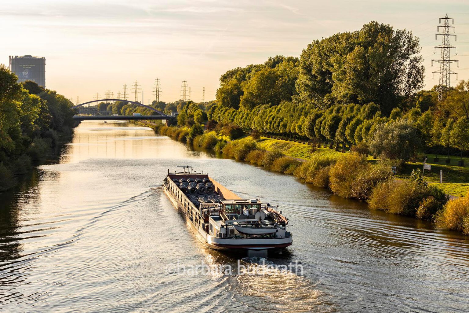 Schiff auf dem Rhein-Herne-Kanal mit Blick auf den Gasometer in Oberhausen