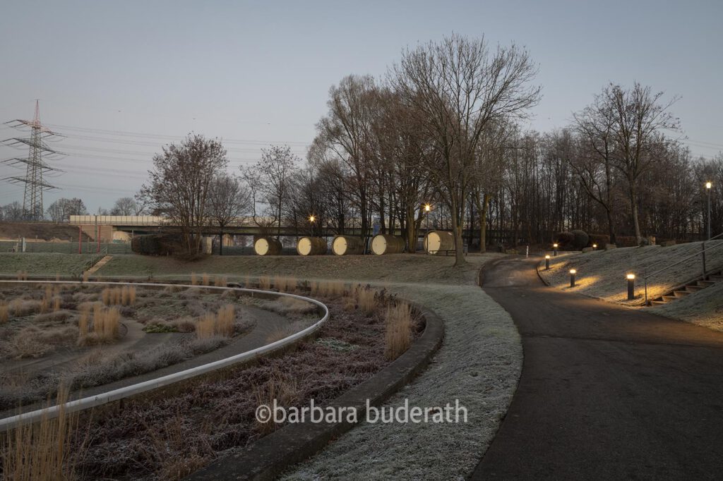 Beleuchteter Weg zum Parkhotel im Bernepark in Bottrop im Winter