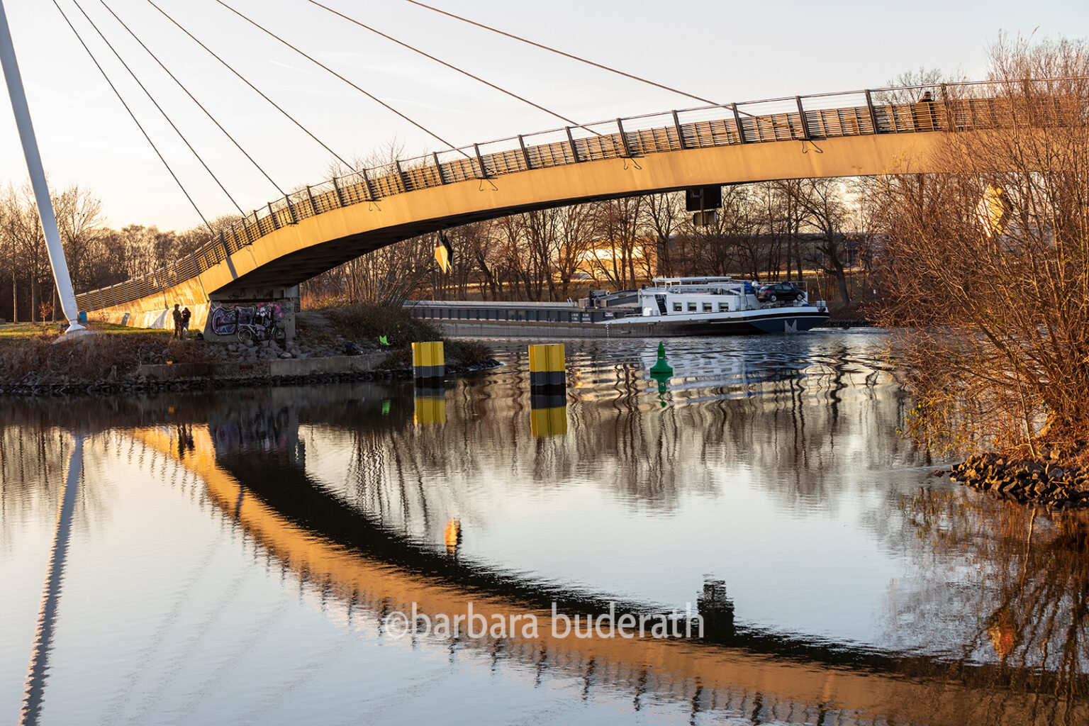 Hafenbrücke Graf Bismarck und einem Schiff auf dem Rhein-Herne-Kanal in Gelsenkirchen