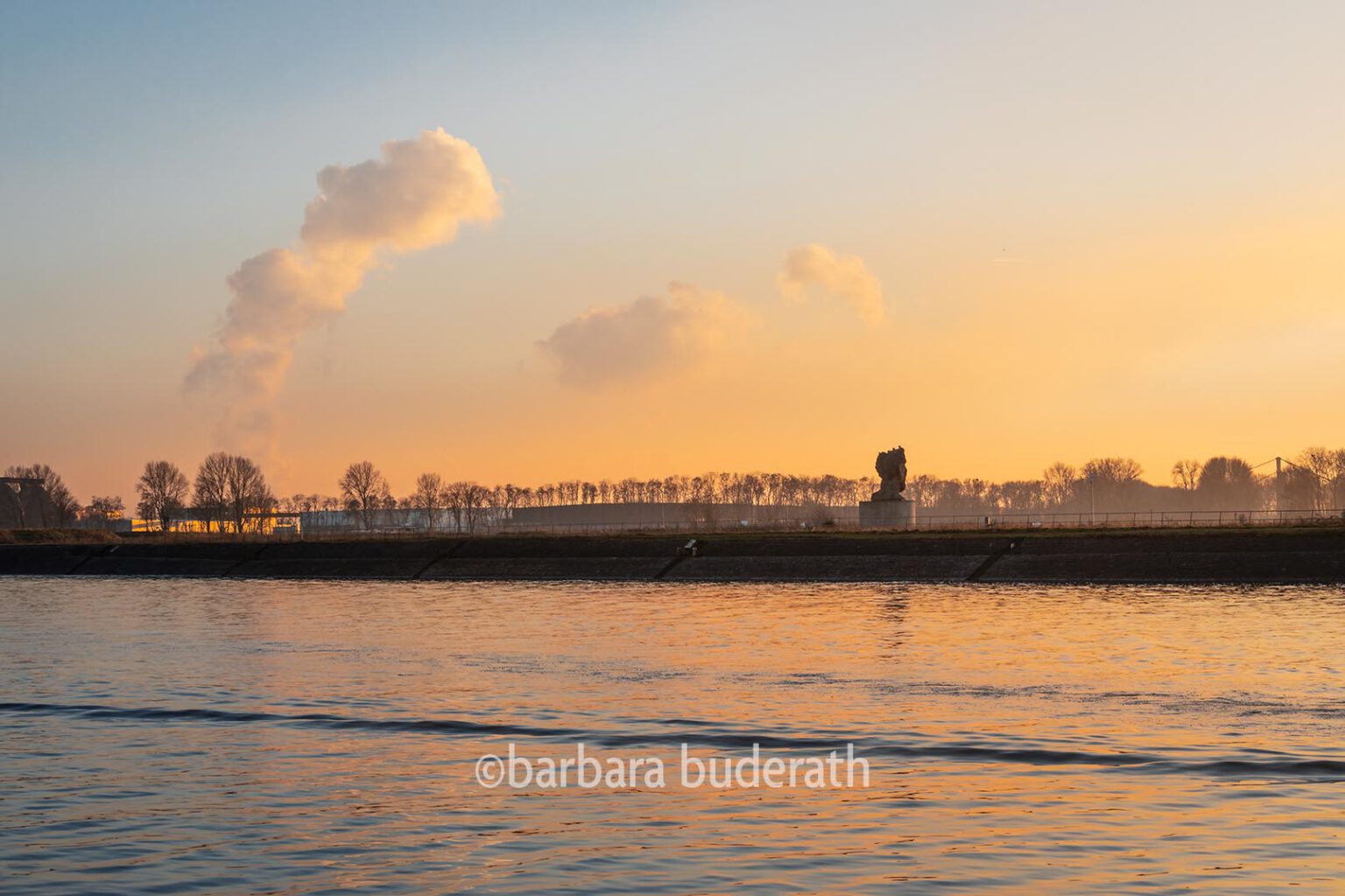 Mercatorinselim Sonnenuntergang in Duisburg Ruhrort