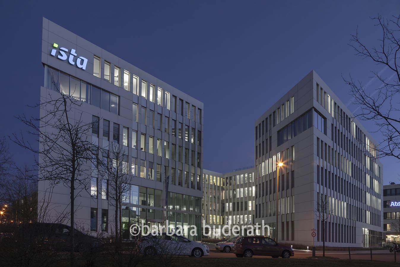 Aussenarchitekturaufnahme der ISTA Hauptverwaltung mit erleuchten Fenstern in Essen am Abend