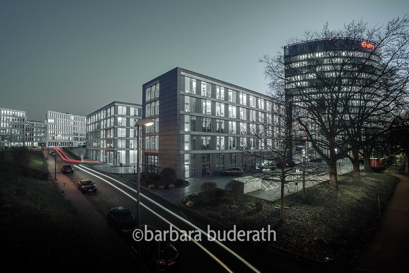 Architektuaussenaufnahme der EON Konzernzentrale in Essen mit hell erleuchten Fenster in der Abendstunde