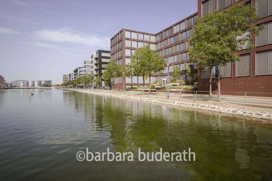 Fotografie: Der Innenhafen in Duisburg mit modernen Bürogebäuden am Waaser