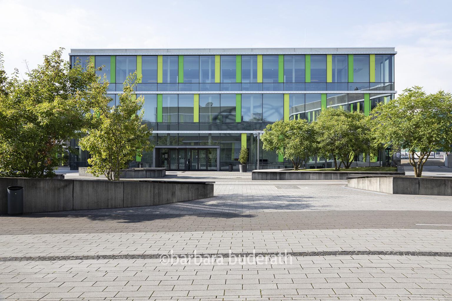 Architektufoto frontal eines Gebäudes der Hochschule Rhein-Waal in Kamp-Lintfort