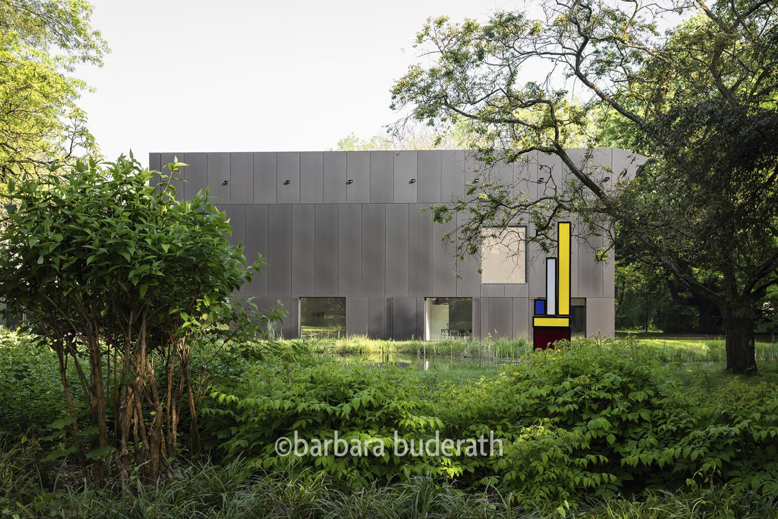 Architekturfoto der neuen Josef-Albers-Galerie in Bottrop eingebettet in den Stadtgarten der Stadt.