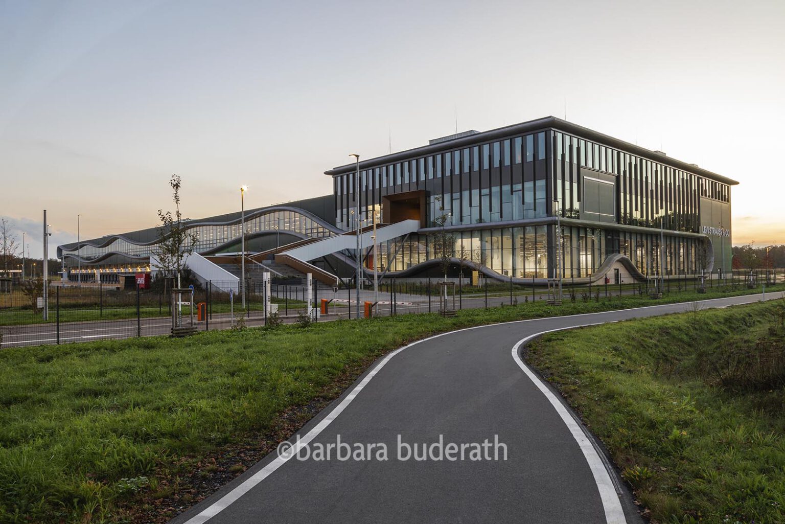 Architekturfoto in der Abenddämmerung des Logistikzentrums der Firma Levi® mit Fahhradweg im Vordergrundin Dorsten-Wulfen