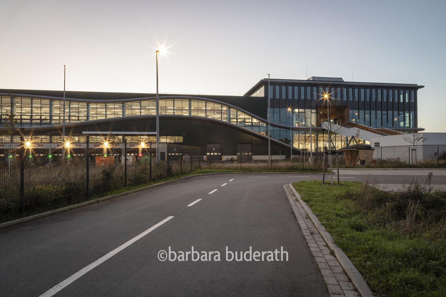 Architekturfoto in der Abenddämmerung des Eingangsbereichs des Logistikzentrums der Firma Levi® in Dorsten-Wulfen