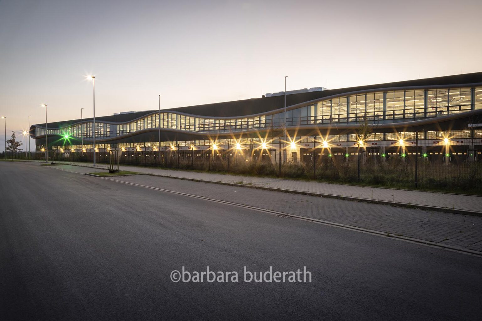 Architekturfoto in der Abenddämmerung des Logistikzentrums der Firma Levi® in Dorsten-Wulfen