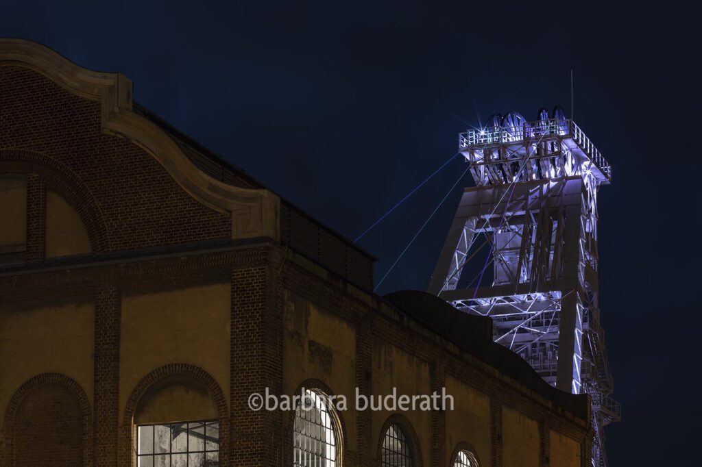 Förderturm und Maschinenhaus der ehemaligen Zeche Fürst Leopold in Dorsten am abend mit Farblasershow