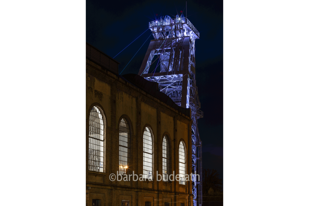 Förderturm und Maschinenhaus der ehemaligen Zeche Fürst Leopold in Dorsten am abend mit Farblasershow