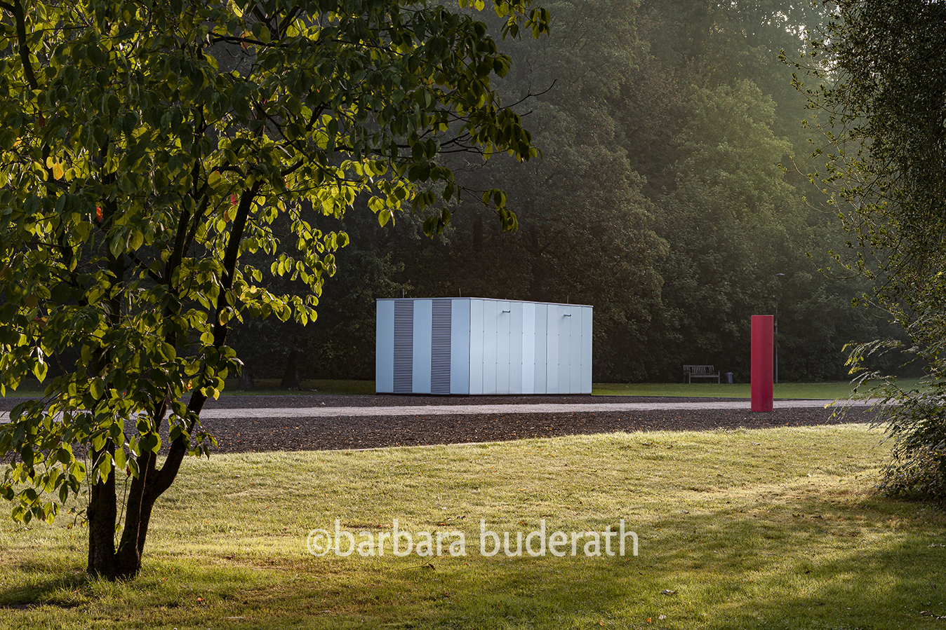 Aussenaufnahme eines Containers im Park von Haus Weitmar in Bochum in der Morgensonne