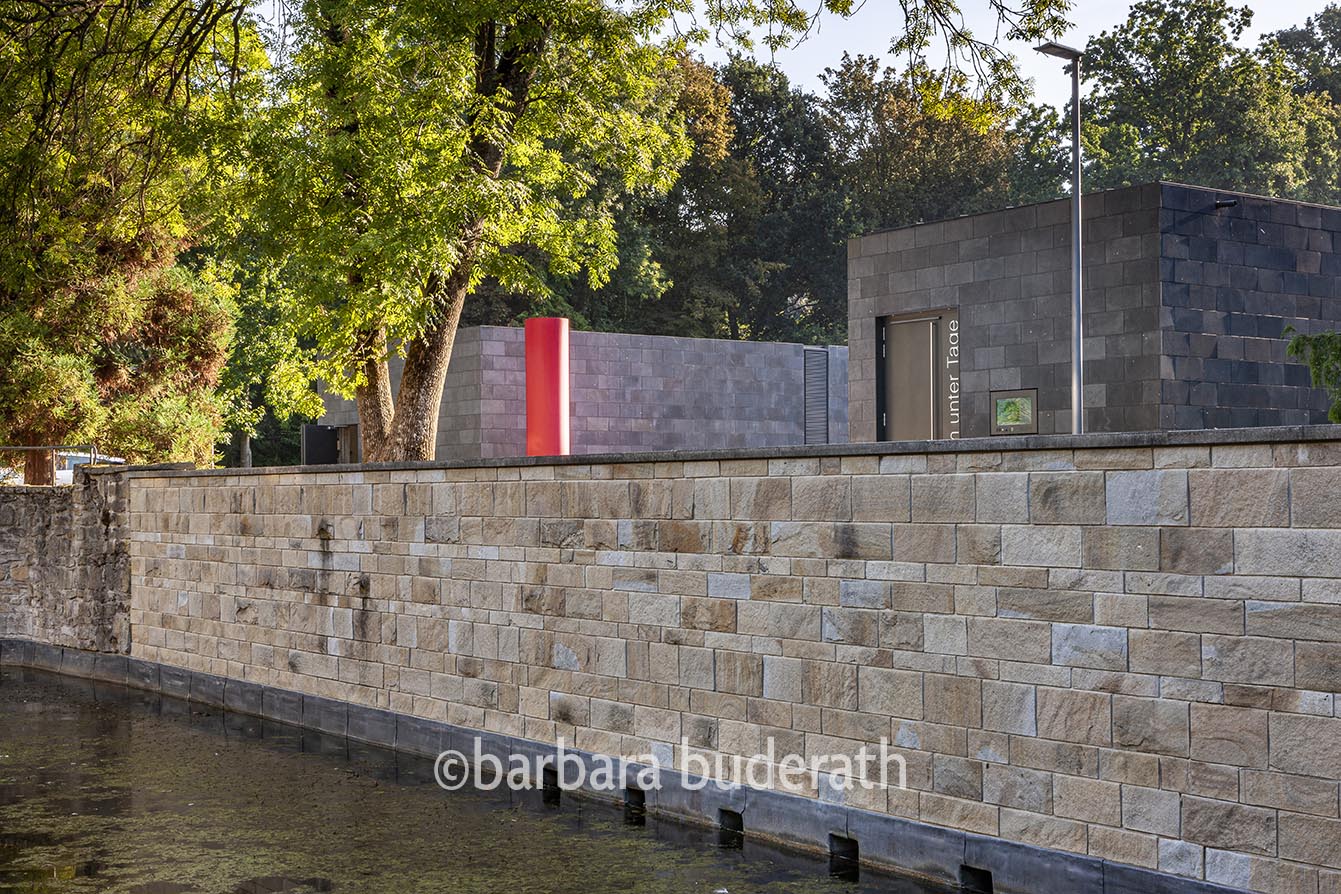 Aussen Architekturaufnahme des Museum unter Tage in Bochum mit der Mauer und Wassergraben von Haus Weitmar