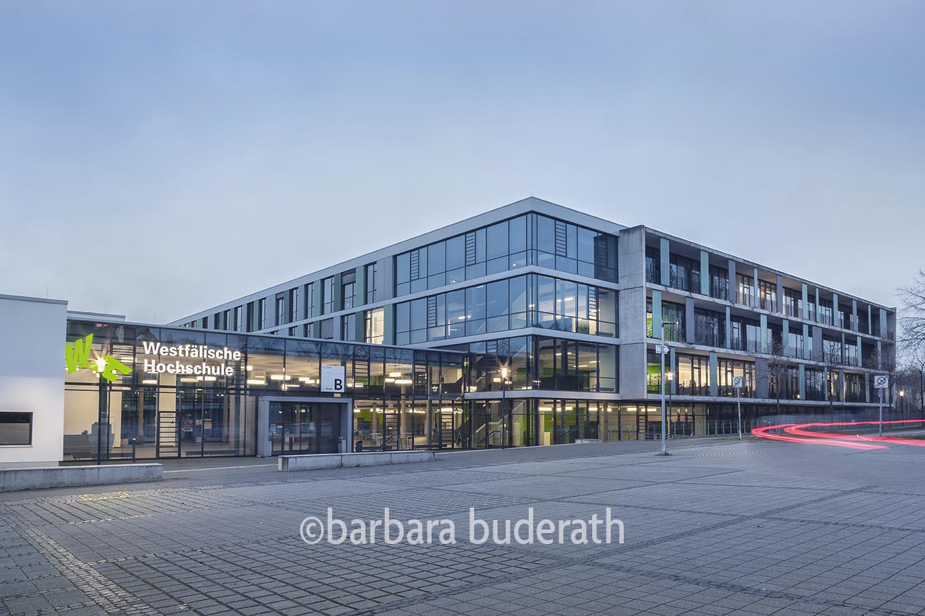 Abendaufnahme des Eingangsbereichs der Westfälischen Hochschule in Gelsenkirchen.