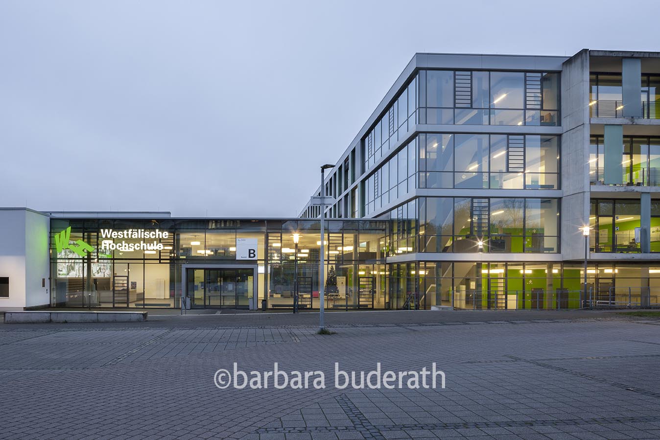 Aussenaufnahme frontal des Eingangsbereichs -Trakt B- der Westfälischen Hochschule in Gelsenkirchen