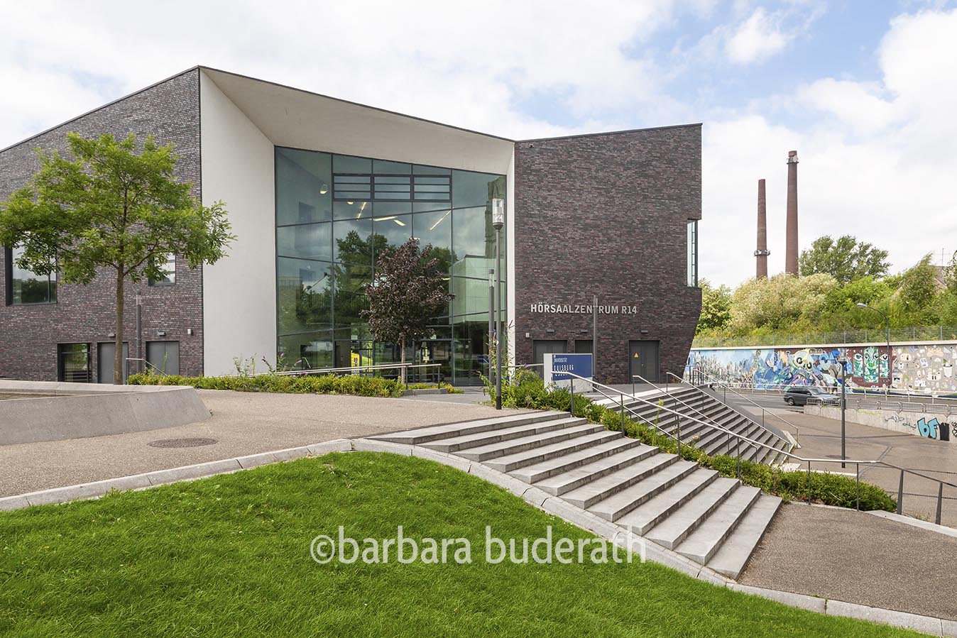 Architekturfoto des Hörsaalzentrums R14 mit Aussentreppe der Universität Essen