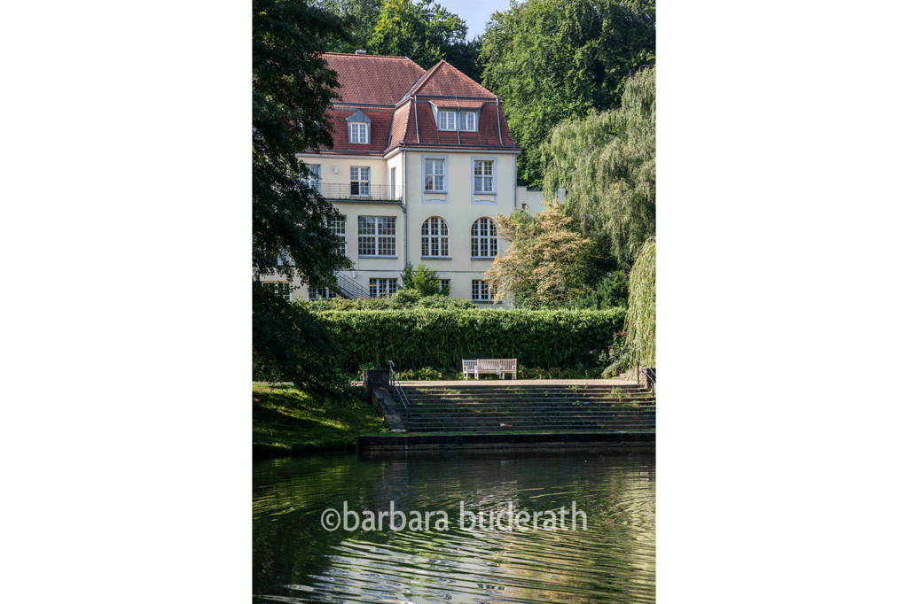 Theater an der Ruhr im ehemaligen Solebad Raffelberg in Mülheim an der Ruhr mit Teich des Kurparks im Vordergrund